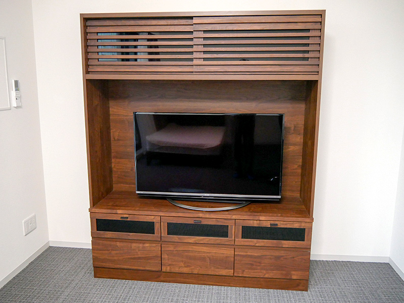 45型の液晶テレビ「AQUOS」が最初から設置されている。部屋によっては60型の液晶テレビが置かれている