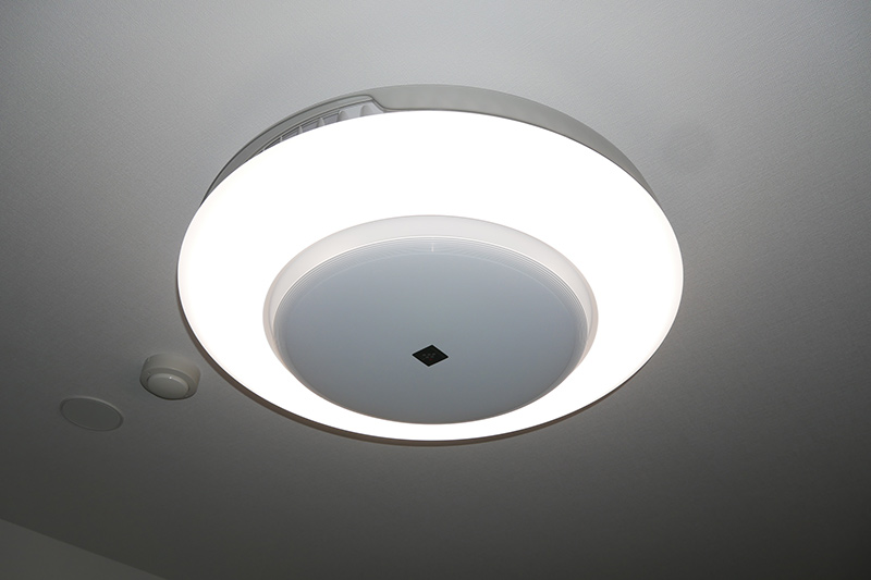 照明もプラズマクラスター搭載モデルを設置