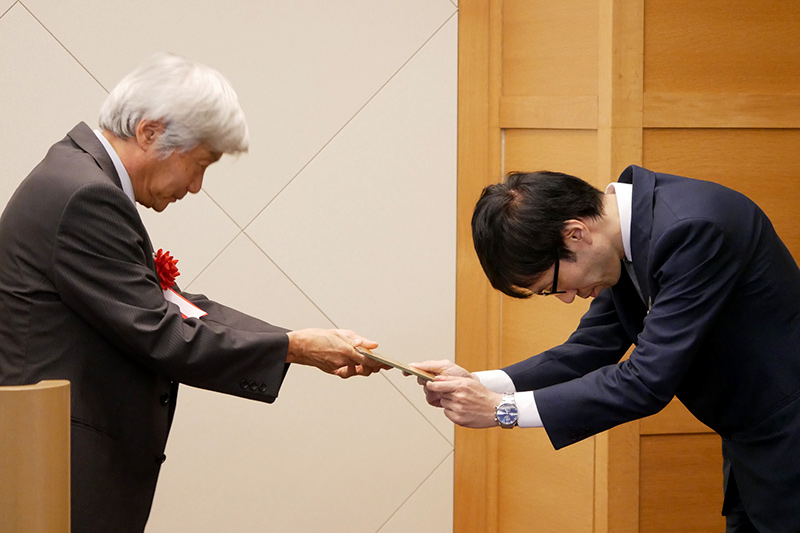 新規会員各社に会員章が手渡された