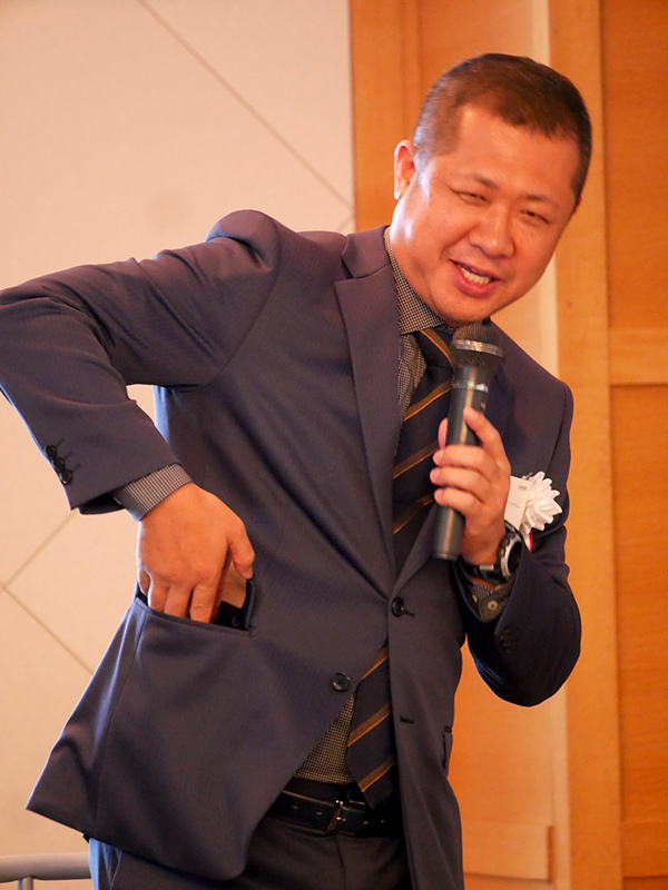 HDDのプラッターだけを持ってきて、ポケットから出して、復旧してほしいといわれたシーンを再現する大阪データ復旧の下垣内太社長