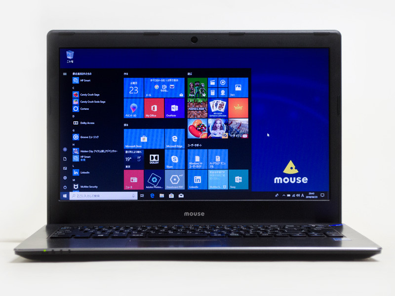 前面。パネル中央上に100万画素カメラ。正面側面は鋭角。左側に各ステータスLEDを配置