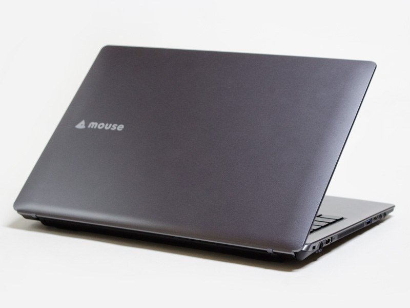 斜め後ろから。天板はロゴのみ。バッテリは着脱式