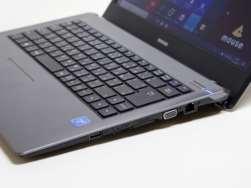 右側面はGigabit Ethernet、ミニD-sub15ピン、マルチカードリーダ、USB 2.0