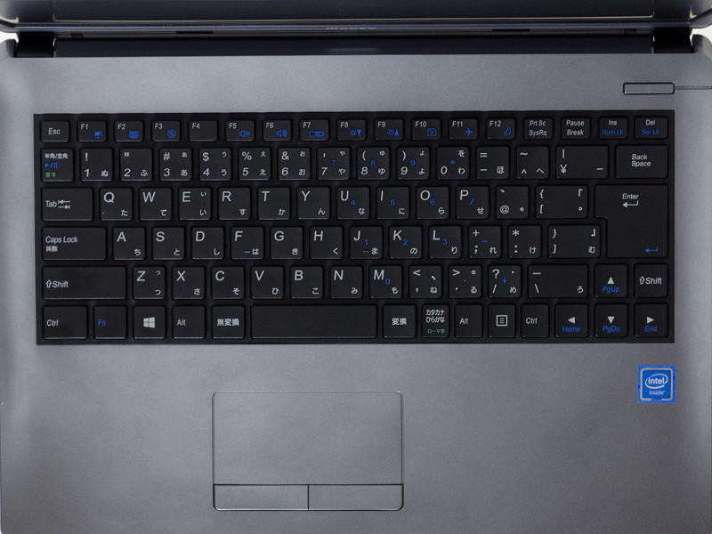 キーボードはアイソレーションタイプでテンキーなしの87キー日本語キーボード。タッチパッドのボタンは2ボタン式