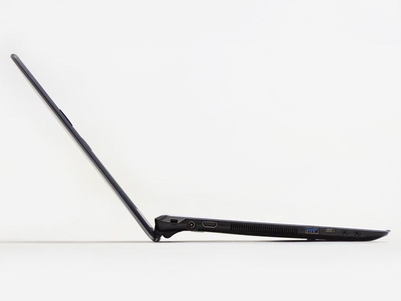 横から。パネルの下側が足替わりになり少しキーボードを傾けている