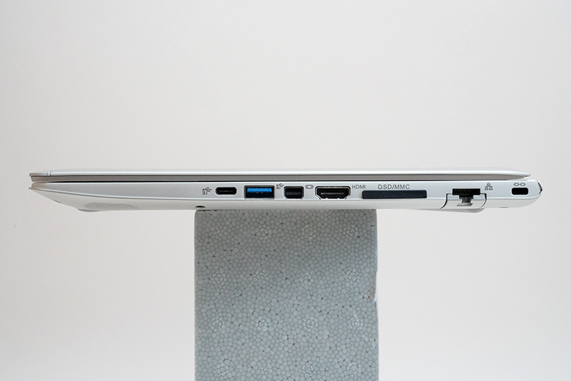 本体右側面。左から、USB 3.1 Type-C(Thunderbolt 3兼用)、USB 3.0 Type-A、Mini DisplayPort(4K対応)、HDMI(4K対応)、SDメモリカードスロット、Gigabit Ethernet、セキュリティースロットが配置されている