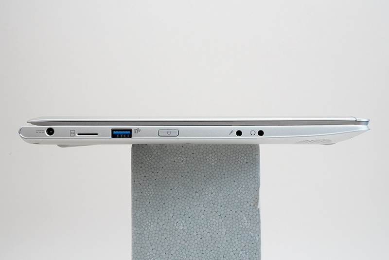 本体左側面。左から電源端子、USB 3.0 Type-A、電源ボタン、マイク入力、ヘッドフォン/スピーカー出力が並んでいる。「SIM」と描かれたmicroSIMカードサイズのスロットがあるが、WWAN機能は利用できない