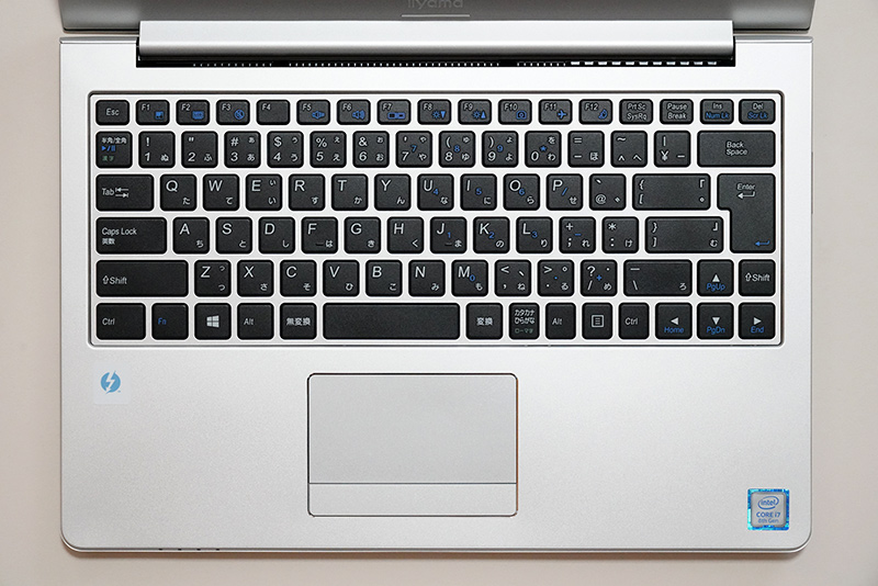キーボード面。パームレスト部には、「Intel Core i7 8th Gen」と「Thunderbolt」のロゴシールが貼られている