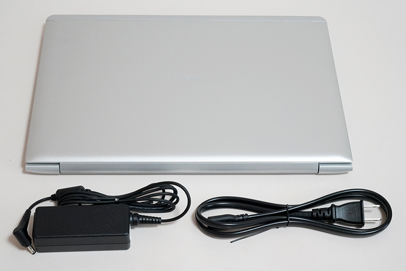 借用機のパッケージには本体、ACアダプタ、電源ケーブルのみが入っていたが、実際の製品にはマニュアル、保証書、DSP版インストールメディアが付属している