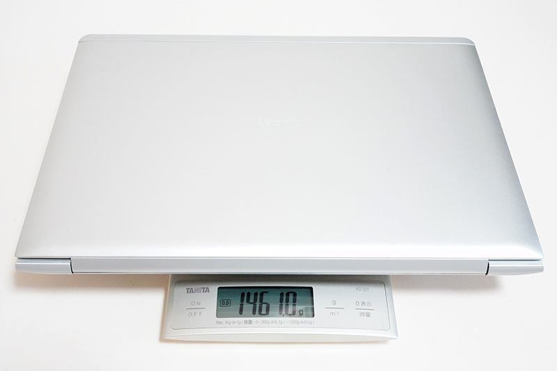 本体の実測重量は1,461g。メモリ、ストレージなどをカスタマイズすると、実測重量はわずかに増える