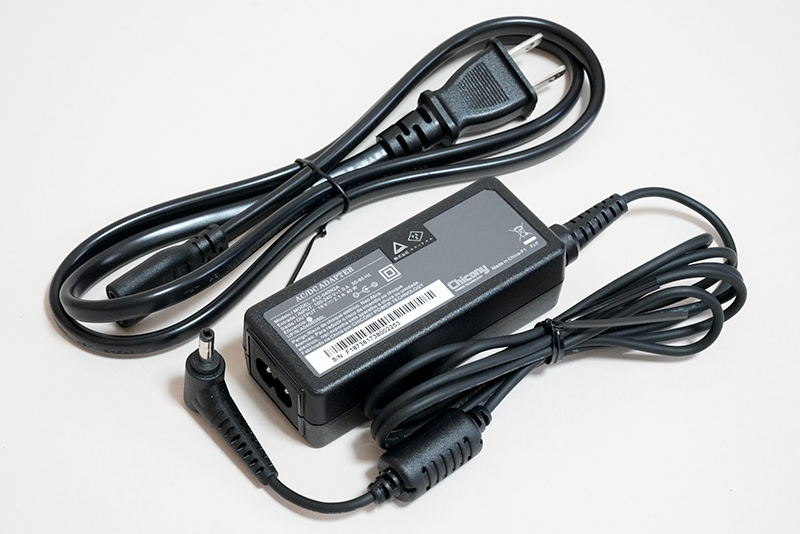 ACアダプタのコード長は実測約150cm、電源ケーブルは実測約100cm