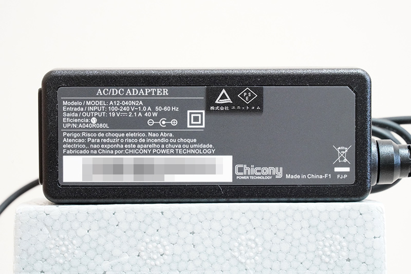 ACアダプタの仕様は、入力100-240V～1.0A、出力19V/2.1A、容量は40W