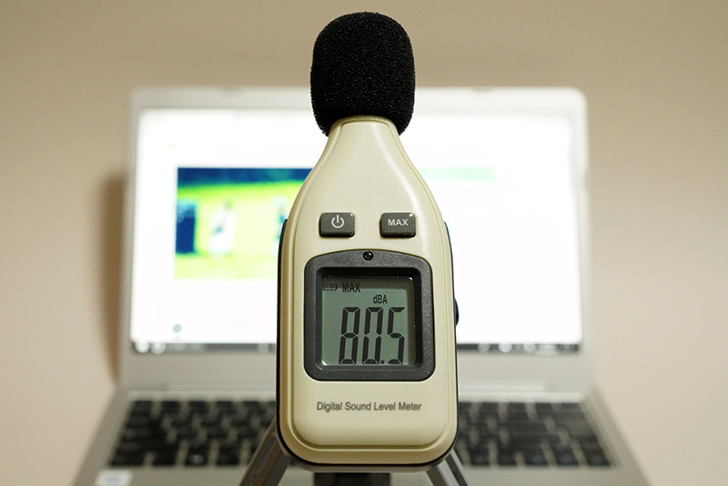 YouTubeで公開されている「前前前世 (movie ver.) RADWIMPS MV」を最大ボリュームで再生したさいの音圧レベルは、最大80.5dBA(50cmの距離で測定)