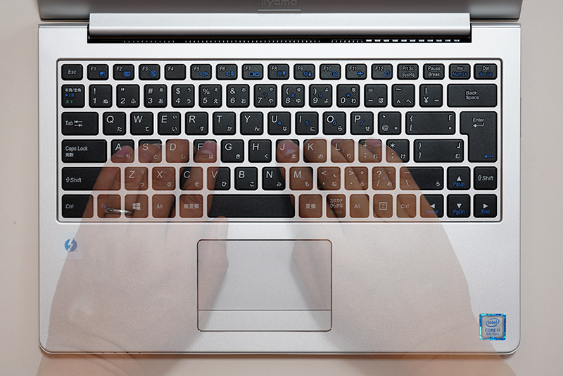 アイソレーションキーボードを採用しているので、ふたつのキーを同時押ししてしまうような窮屈さはない