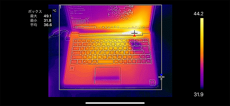 室温26℃の部屋で「CINEBENCH R15」の「CPU」を連続で5回実行したさいのキーボード面の最大温度は49.1℃