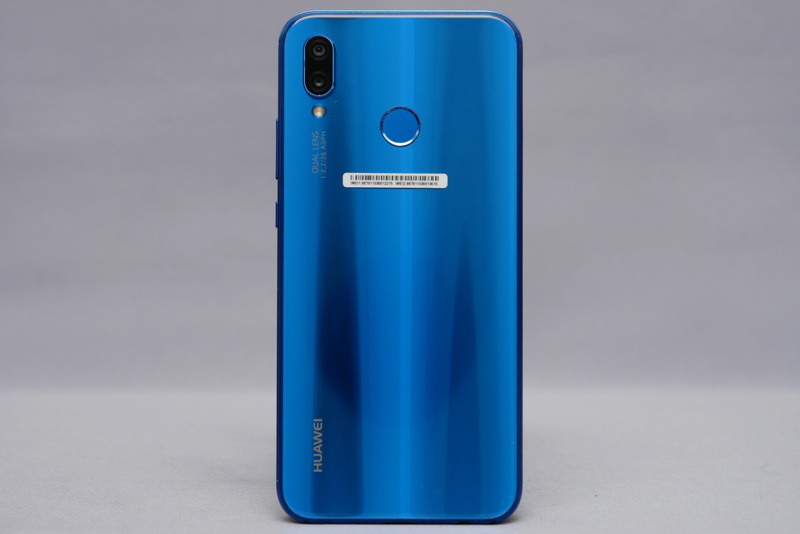 背面。従来モデルからデザインが一新され、背面にも2.5Dガラスを採用。光沢が強く、高級感も十分に感じられる