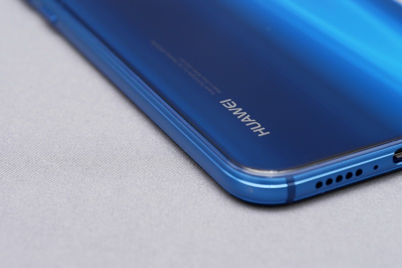 側面の金属フレームはなだらかにカーブ。背面ガラスとの段差も少なく、滑らかで持ちやすい