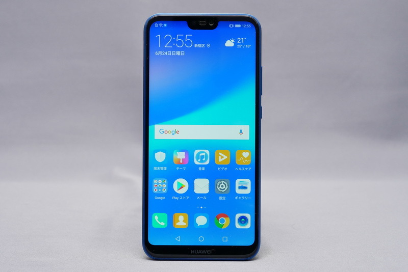 前面。狭額縁仕様の縦長ディスプレイを搭載し、上部には前面カメラやスピーカーを囲む切り欠きが用意されている。フットプリントは71.2×148.6mm(幅×奥行き)