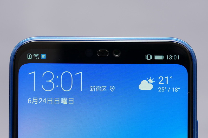 このように、切り欠きの左右を黒バックで表示することで、切り欠きの存在がほとんどわからなくなる