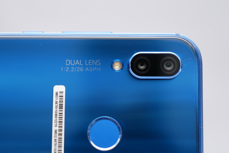 背面のメインカメラは、1,600万画素+200万画素のダブルレンズカメラとなった。また、カメラ横にはLEDフラッシュを搭載している