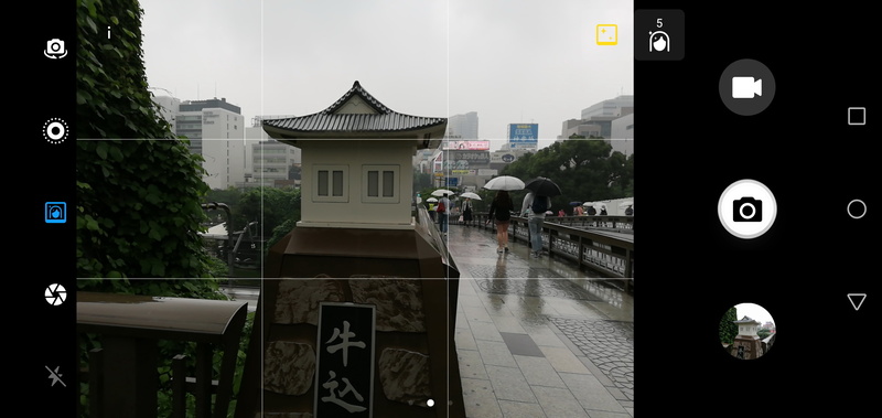 カメラアプリは、従来モデルから大きく変わっていない。左のアイコンでカメラの切り替えやワイドアパーチャーモード、ポートレートモード、マニュアル撮影のProモードなどを変更できる