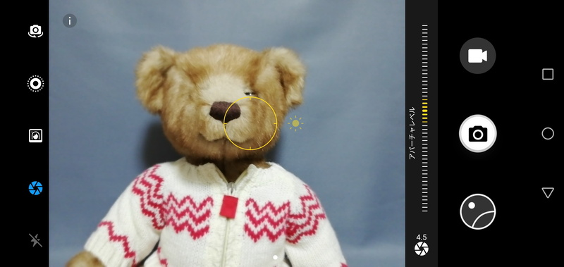 背面のダブルレンズカメラでは、撮影後にぼけ味を調節できるワイドアパーチャー撮影が可能