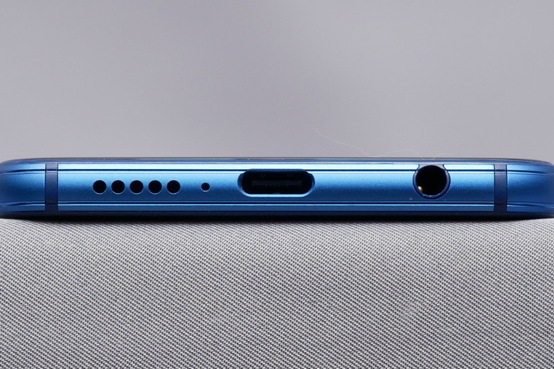 下部側面に、USB Type-C(USB 2.0)とヘッドフォンジャックを用意