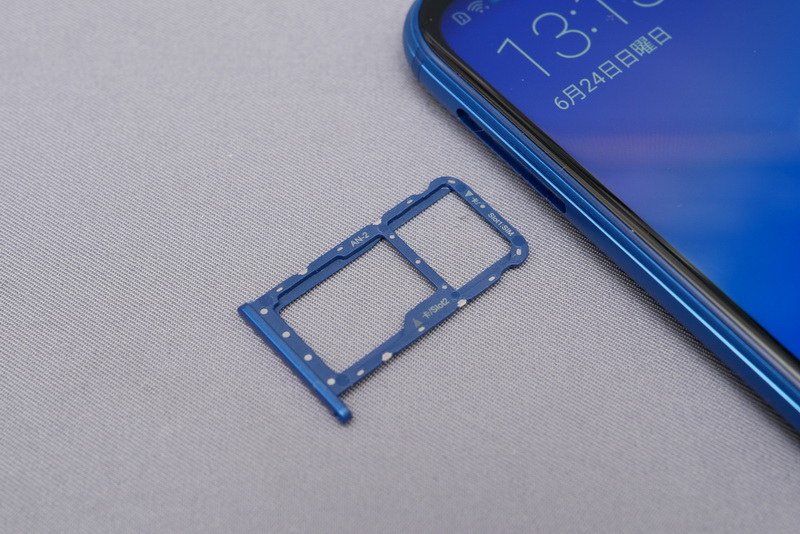 Nano SIMは2枚装着でき、デュアルスタンバイに対応。SIM2側はSIMとmicroSDカードスロットの排他利用となる