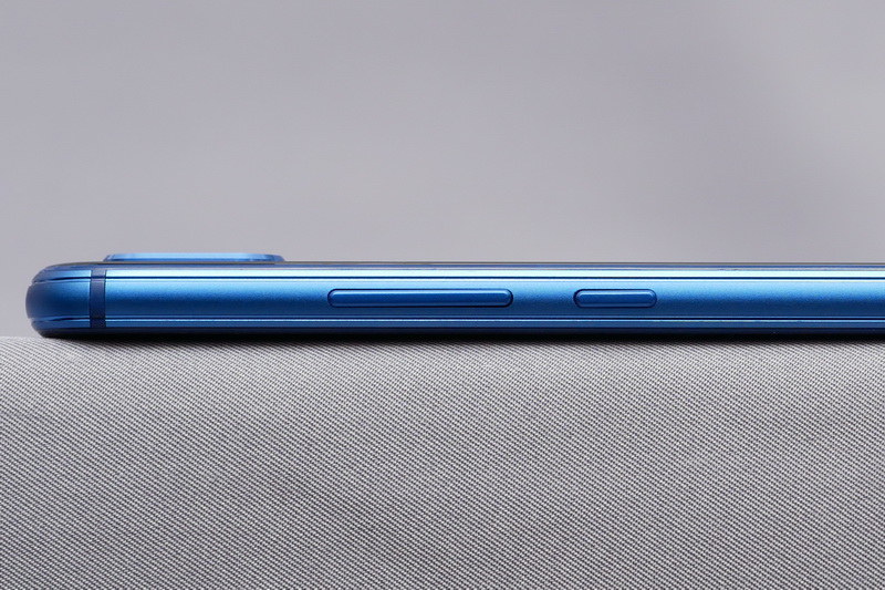 右側面にはボリュームボタンと電源ボタンを配置