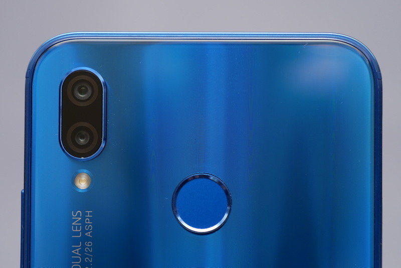 背面に指紋認証センサーを配置