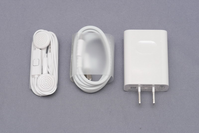 付属品はACアダプタとUSBケーブル、イヤフォン。付属ACアダプタを利用することでバッテリの急速充電が可能。このほか、製品にはクリアケースも付属する