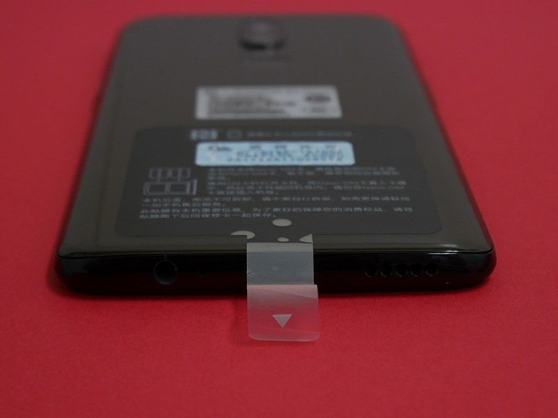 矢印方向に引っ張るとパッケージから取り出せる仕組み