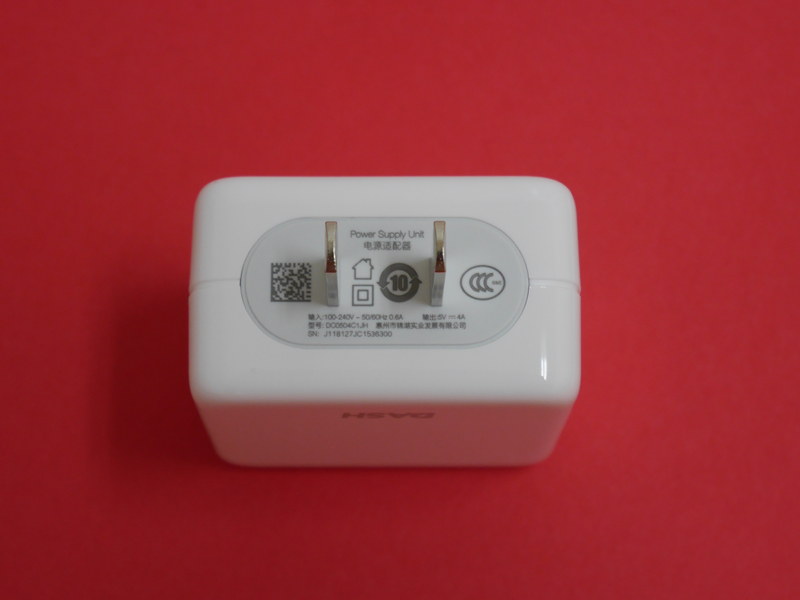 付属のACアダプタは5V/4Aの大電流に対応。なお、PSEマークはない
