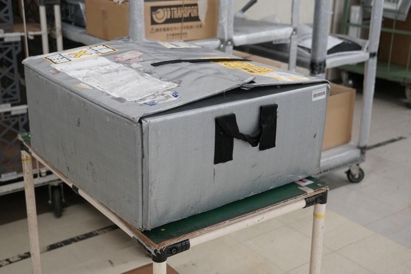 着荷した修理品。引き取り修理サービスを利用すると、このような梱包箱に入れられて届く