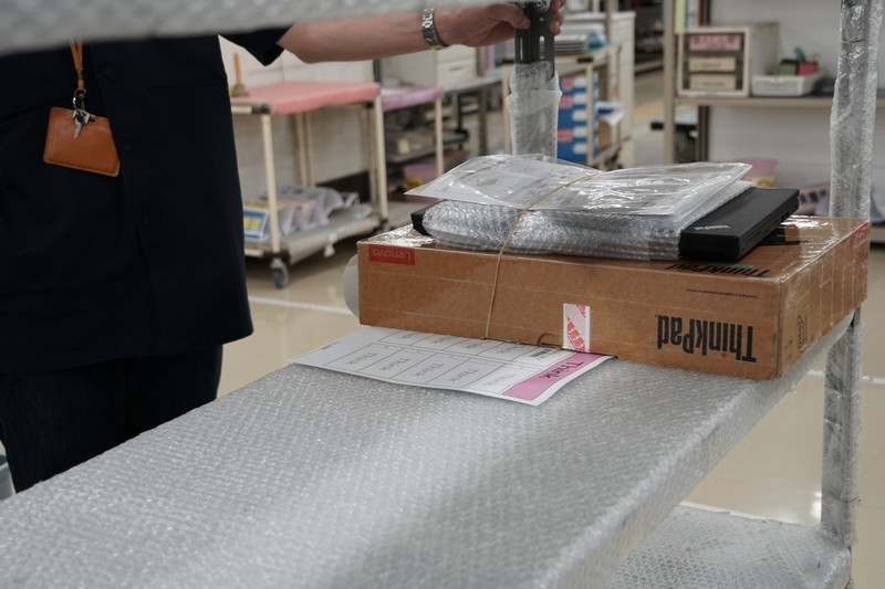 今回は1台だが、製品シリーズごとに棚を分けて集め、修理ラインへと運ぶ