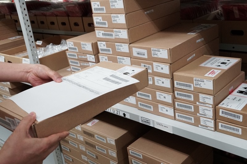 棚から指定のパーツを取り出す