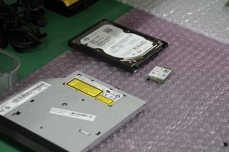 HDD、光学ドライブ、無線モジュールなどを取り外し