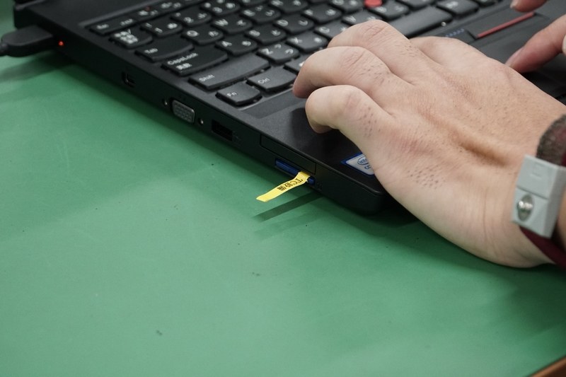 SDカードスロットのチェック