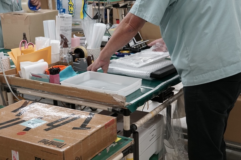 着荷場所に戻ってきた修理品は、再度欠品がないかなどを出荷担当者が検査