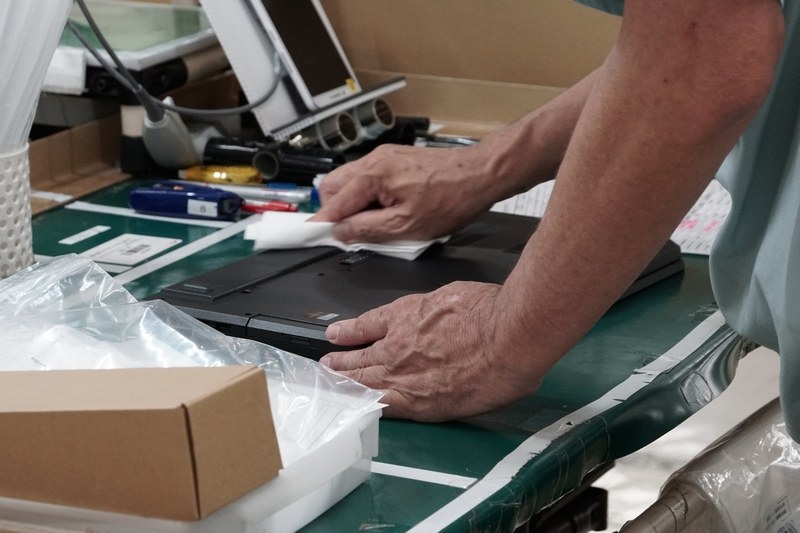 丁寧に拭き掃除も行なう