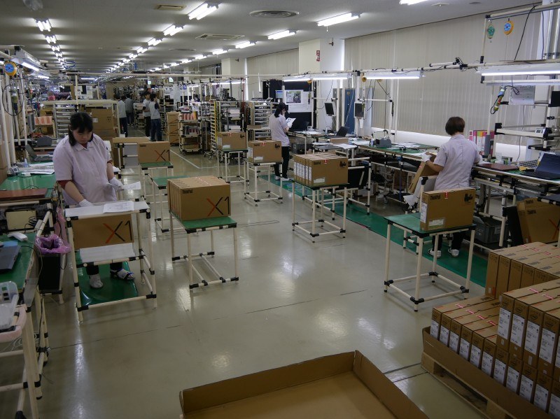 米沢事業場で行なわれているThinkPadの抜き取り検査の様子