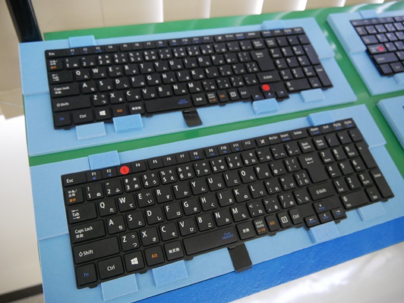 隣接する場所にキーボードの限度サンプルを置いている。ここまではOKというのをチェックしながら検査する