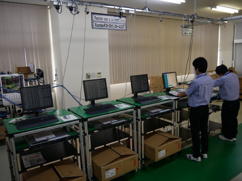 サーバーにOSなどをインストールしている様子