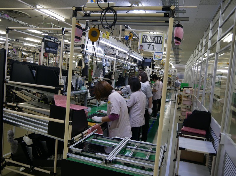 米沢事業場のThinkPad生産ラインの様子