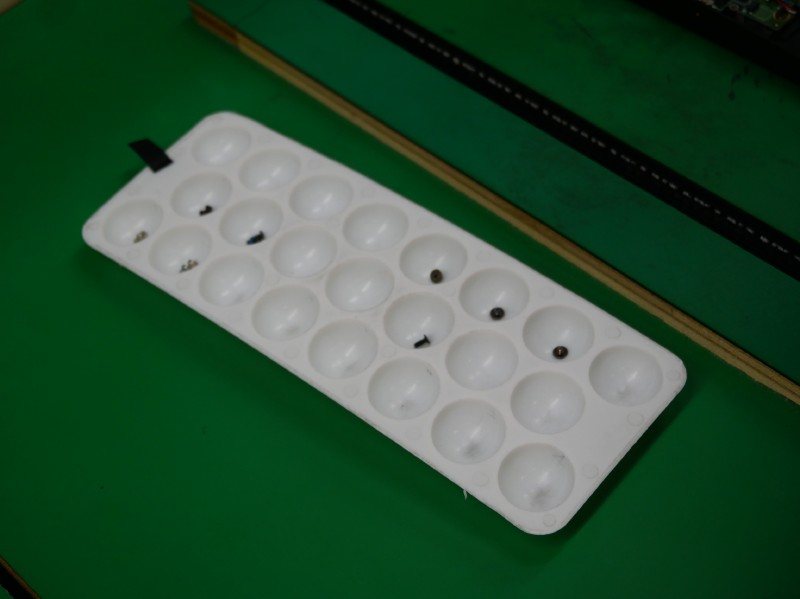 ねじは必要なものを、必要な数だけ専用のトレイに入れておく