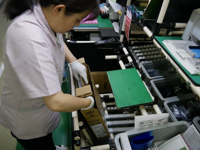 本体を段ボールに入れる