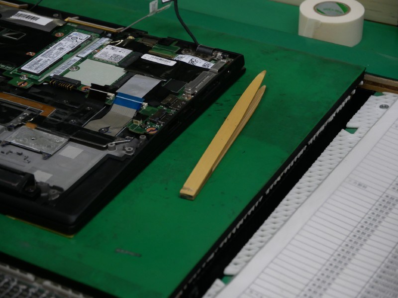 工程では竹製のピンセットも利用する