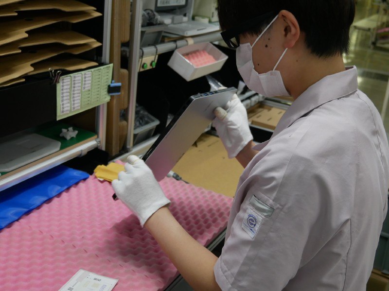 最終の外観検査も目視で行なう