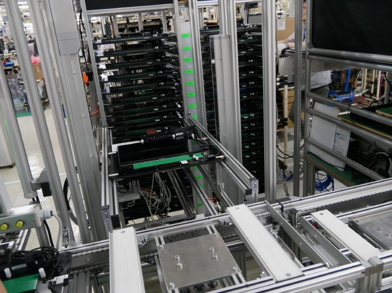 ソフトウェアのインストールもトレイを専用装置に自動で運んで行なう