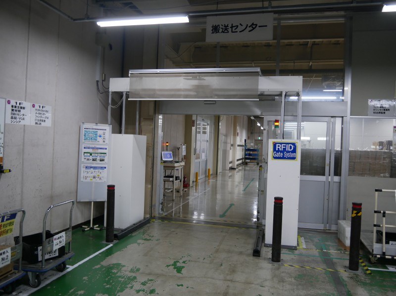 部品の納入エリア。RFIDを活用して一括管理を行なっている